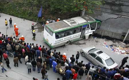 重庆客车与3车相撞致1死13伤(组图)