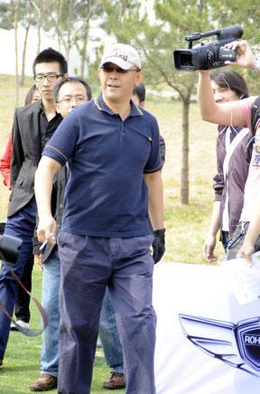 笑对老总冷对记者(图)  久不见的姜文昨日参加了某车品牌在北京郊区的