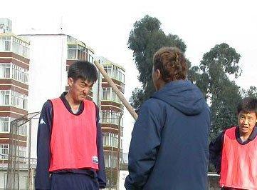 组图:韩国足球教练棒打青少年球员