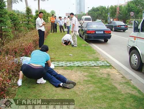 司机跪在地上向逝去的男孩磕头.记者 程浩楠