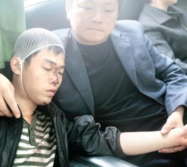 早晨7时许,武昌傅家坡长途汽车站内一乘客因与售票员发生冲突被打伤