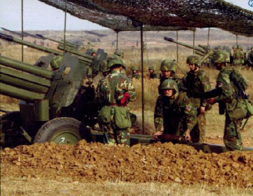解放军炮兵远程机动一路敌情不断无车炮掉队