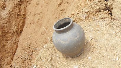 施工现场挖出宋代墓葬 出土硬陶罐和墓志铭(图)