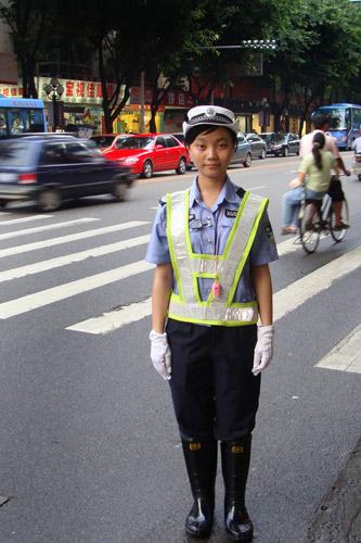 惠州暴雨中诞生"最美女协警"[组图]
