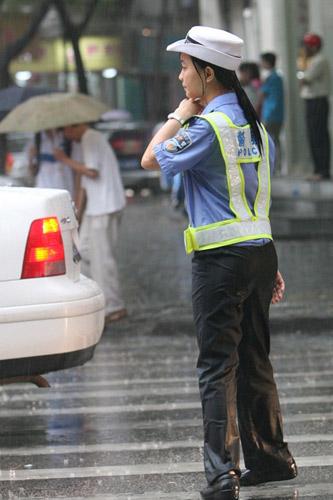 惠州暴雨中诞生"最美女协警"[组图]