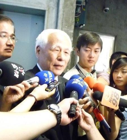 台北市党部主委黄庆林很高兴党中央要救陈水扁.
