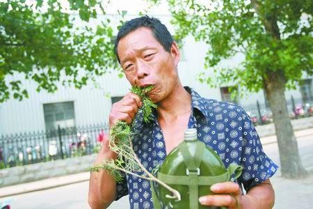 男子拿柏树叶当饭吃[图]