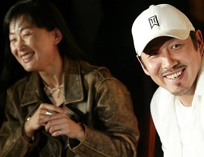 陈瑾(左)和陈道明(右) 内地影坛票房最高的两位导演冯小刚和张艺谋