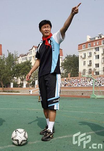 郝董回母校披挂上阵 称中国足球希望在娃娃(图