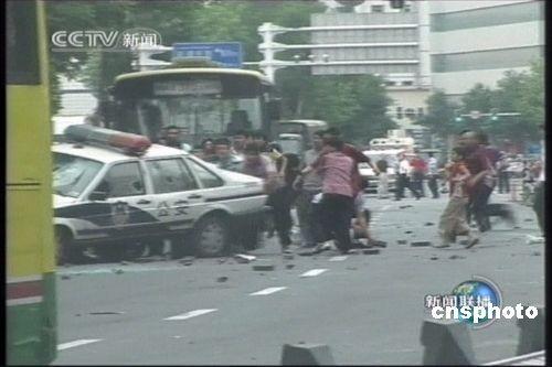 在5日晚发生的此次事件中,目前已造成140人死亡,800多人受伤;被毁车辆