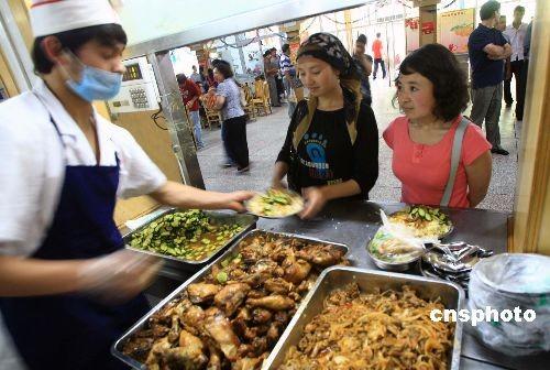 5事件后 新疆平静度过首个"主麻日" 7月9日中午,新疆大学清真食堂内