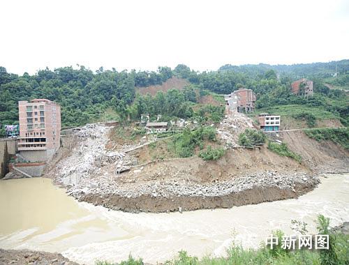 13"特大暴雨袭击影响,达州市宣汉县樊哙镇古凤村3社出现大型滑坡险情