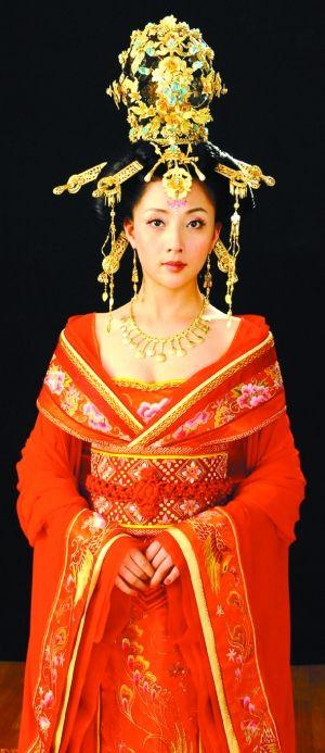 殷桃出演"杨贵妃" 黄秋生现场黄袍加身扮皇帝