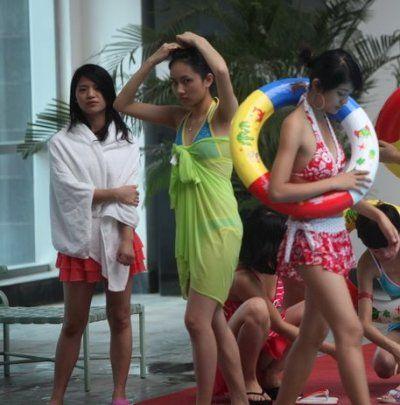 快女6强泳装照曝光 池边戏水尽显夏日风情