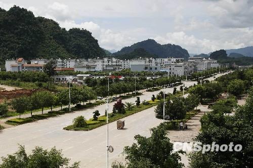 目前,与果敢接壤的镇康县县城南伞镇民众生活正常.
