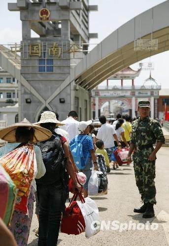 逃入中国境内的缅甸边民开始大批回国[组图]