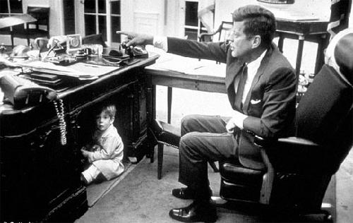 1963年,小约翰·肯尼迪也曾躲在爸爸的办公桌下.