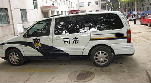 中心校区男生楼下前来送新生的执法车