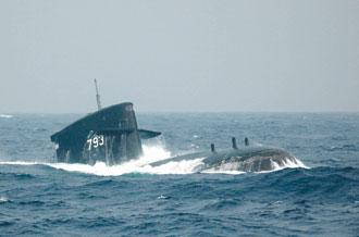 台潜艇长被14米浪卷入大海 海上挣扎8分钟未救回
