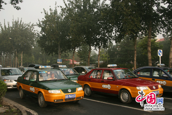 清晨北京街头的出租车 (摄影 中国网 叶璞)