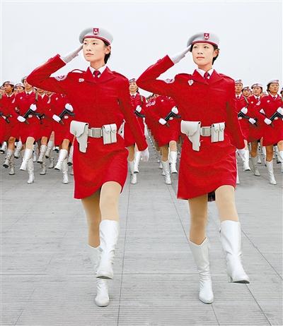 走在方队最前面的两位领队,赵娜与张晓菲,都来自中华女子学院,学的都
