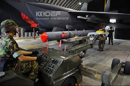 韩国空军地勤正在为f-15k战机加挂增程型斯拉姆空射远程导弹