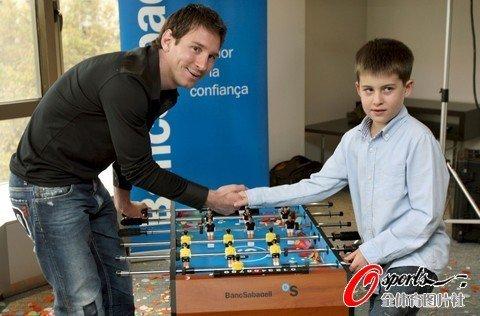 组图:梅西参加慈善活动 与小朋友PK桌上足球