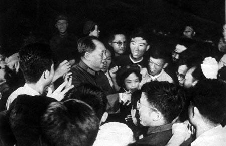 毛泽东一年之内八次接见红卫兵,让红卫兵热潮达到最高峰.