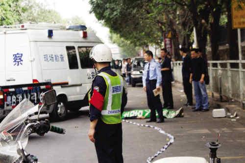 深圳一名患有艾滋病的吸毒男子抢手机不慎摔死