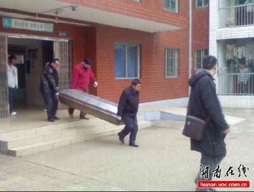 黄磊)今天上午,湖南工业职院一男生在该校公寓