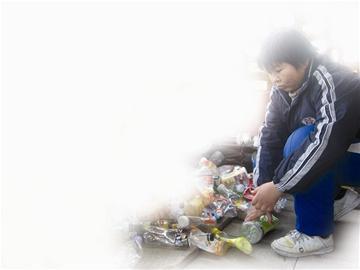 为什么捡塑料瓶都要踩一下?