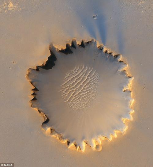 美景 火星 维多利亚/参差不齐的陨坑边缘。这是火星维多利亚陨坑，它的边缘呈现...