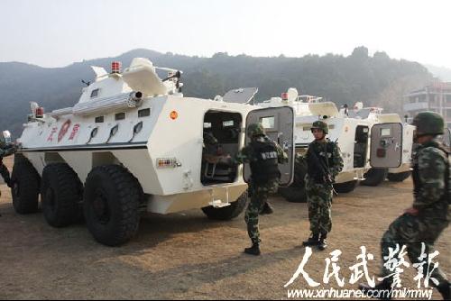 新型装甲车及枪械亮相武警某部反恐训练场(组图)