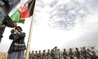 阿塔利班聚集点升起阿富汗国旗 被称历史性一