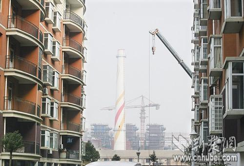 远处别墅汉口城修建的盘龙北垃圾焚烧发电厂.正在湖边光福图片