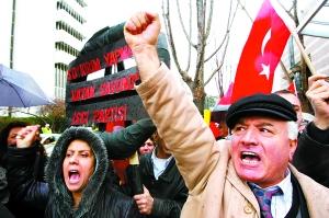 5日,土耳其安卡拉,人们在美国使馆前示威,抗议美国人通过"亚美尼亚