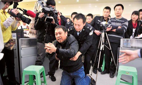新闻发布会上,死者王涛的叔叔激动的跪地感谢警方抓获真凶