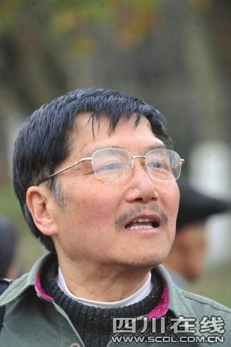 大邑安仁镇刘氏庄园外,已经两天两夜没怎么合眼的刘文彩孙子刘小飞