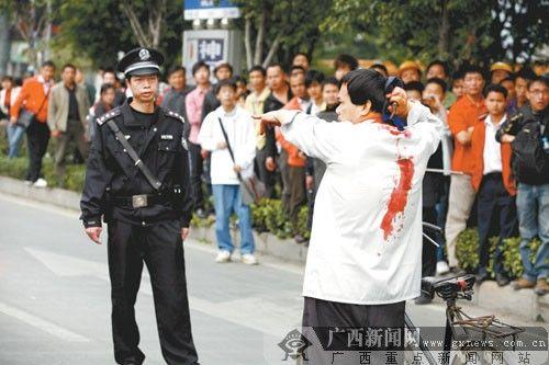 男子街头持刀与民警对峙 两女子被刀划伤（组图）资讯凤凰网 7979