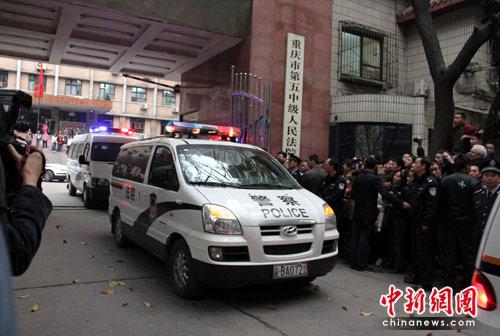 图为审判结束后,载着文强等人的囚车驶出法院. 郭虹 摄