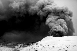 4月20日,冰岛埃亚菲亚德拉火山开始喷出岩浆.