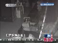 实拍南京窃贼口衔长刀夜盗超市