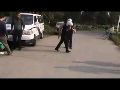 实拍佛山民警倒提溺水男童绕圈跑挽回生命