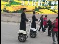 实拍：两会会场外现超酷巡逻车 民警骑行引围观 