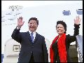 习近平和夫人抵达南非 当地官员冒雨欢迎