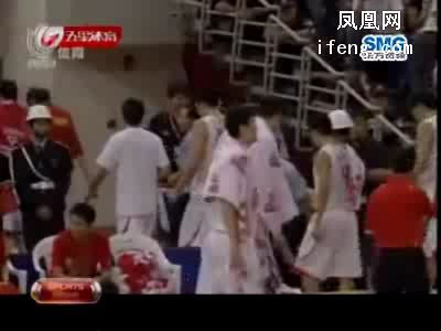 中国男篮对阵立陶宛 队员跳开场舞鼓士气