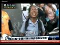 老妇街头脱裤撒泼 用裤子把交警抽倒