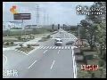 司机开车未系安全带 突发车祸被甩出车外