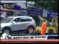 上海彪悍女不满车被扣 发动引擎拖走拖车