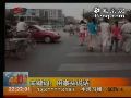 行人闯红灯 遭公交司机殴打10分钟